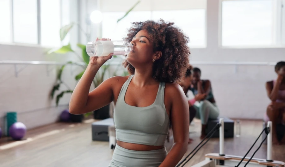 Jak zbudować zdrowy nawyk picia wody? Skuteczne metody i wskazówki dla opornych.
