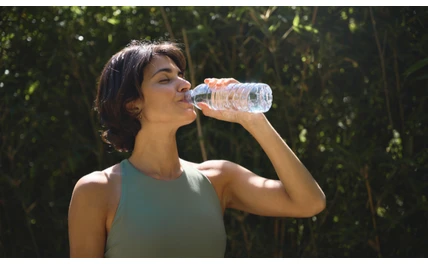 Czy picie dużej ilości wody pomaga schudnąć?