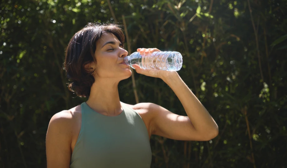 Czy picie dużej ilości wody pomaga schudnąć?