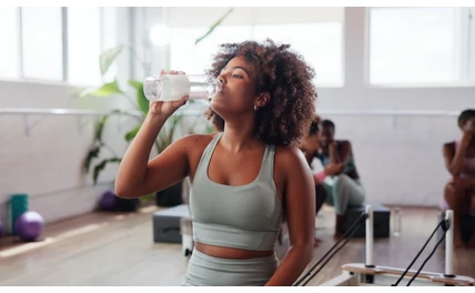 Jak zbudować zdrowy nawyk picia wody? Skuteczne metody i wskazówki dla opornych.