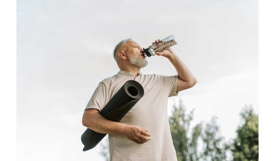 Nawadnianie organizmu u seniorów: Specjalne potrzeby i praktyczne wskazówki.
